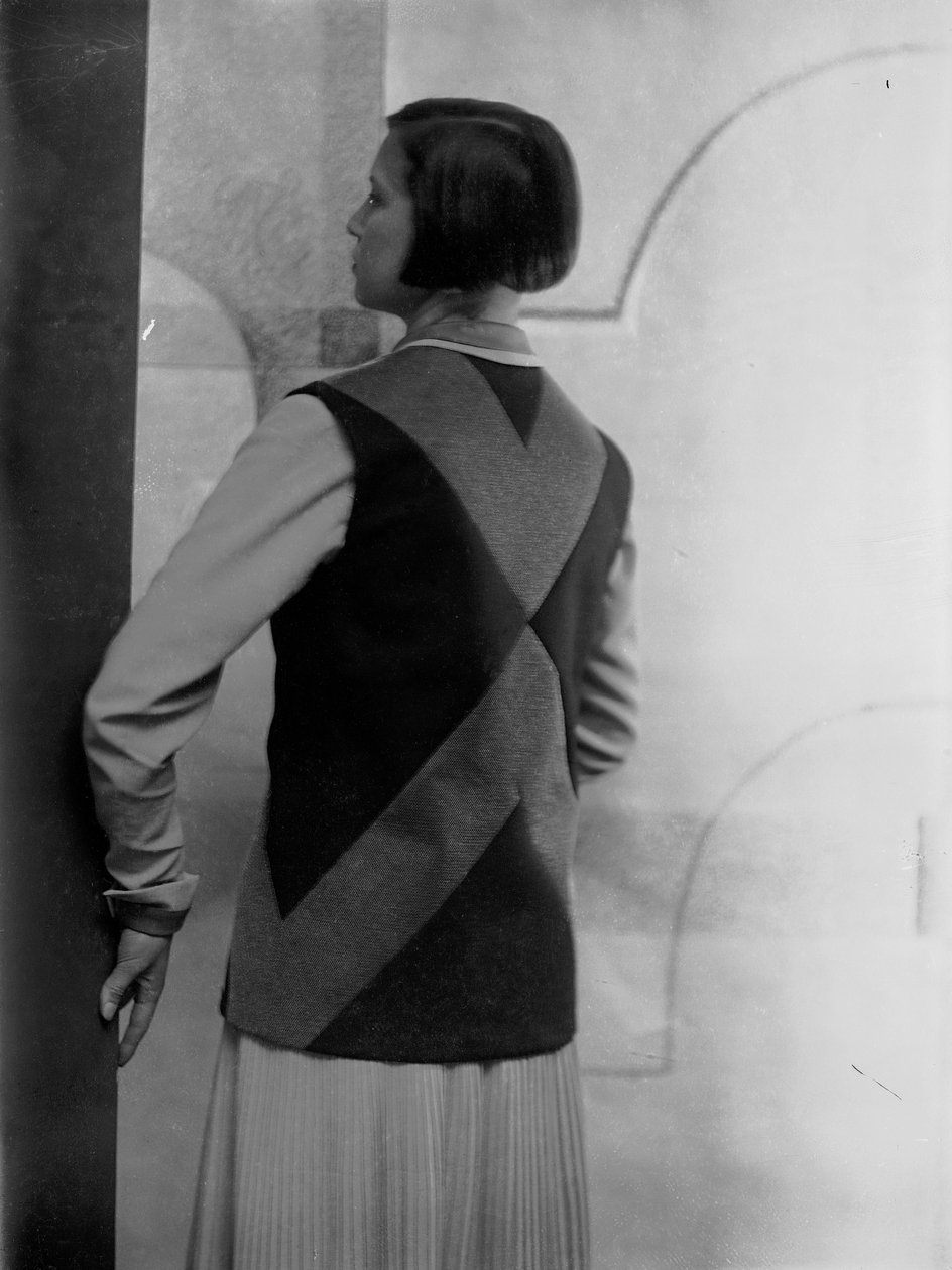 Portret van Marion Wulz in jurk ontworpen door Anita Pittoni, ca.1940 (z/w foto) door Wanda Wulz