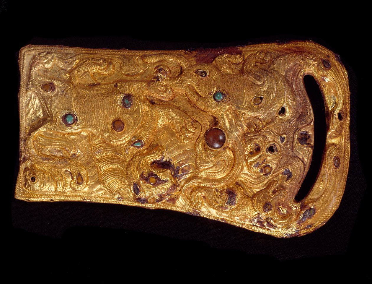 Chinese kunst: gouden riemgesp ingelegd met edelstenen. Westelijke Han-dynastie (206 v.Chr.-25 n.Chr.). Parijs, Cernuschi Museum door Western Han Dynasty Chinese School
