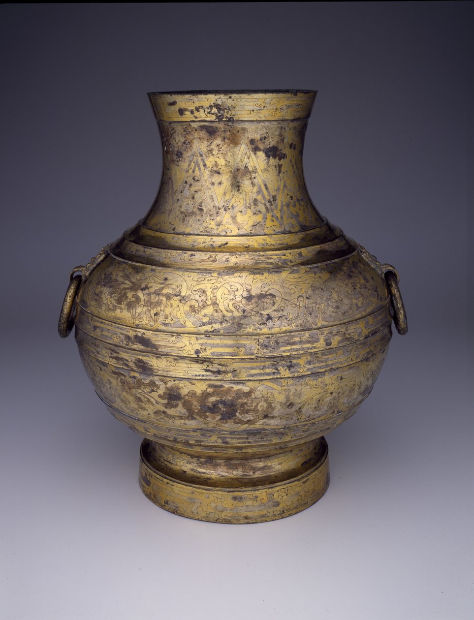 Opslagvat (Hu of Zhong) met Verstrengelde Draken en Gestileerde Wolken door Western Han Dynasty Chinese School