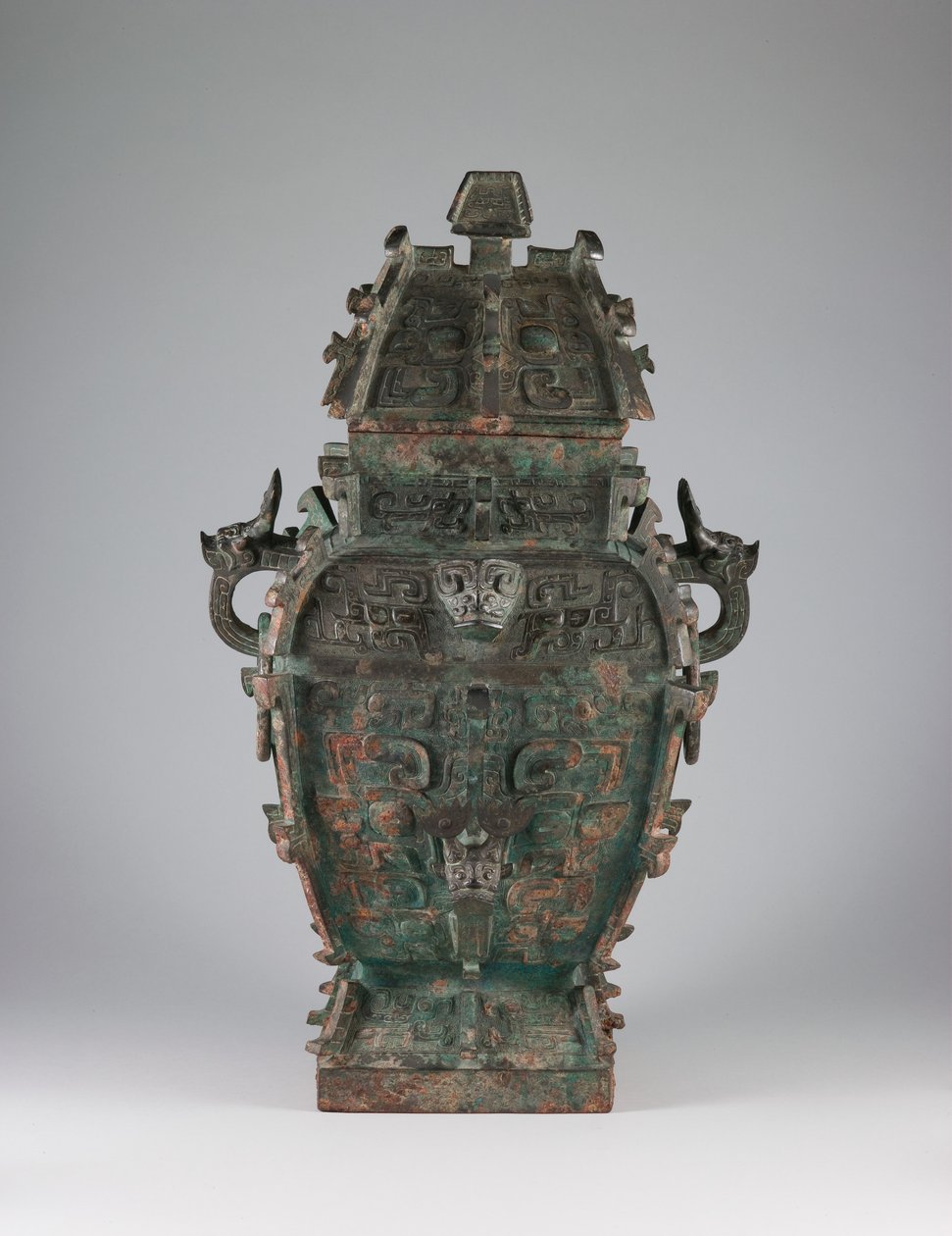 Overdekt wijnvat (fang lei) met ontwerp van zoömorfe maskers en handvaten met dierenkoppen, laat 11e eeuw v.Chr. door Western Zhou Dynasty Chinese School