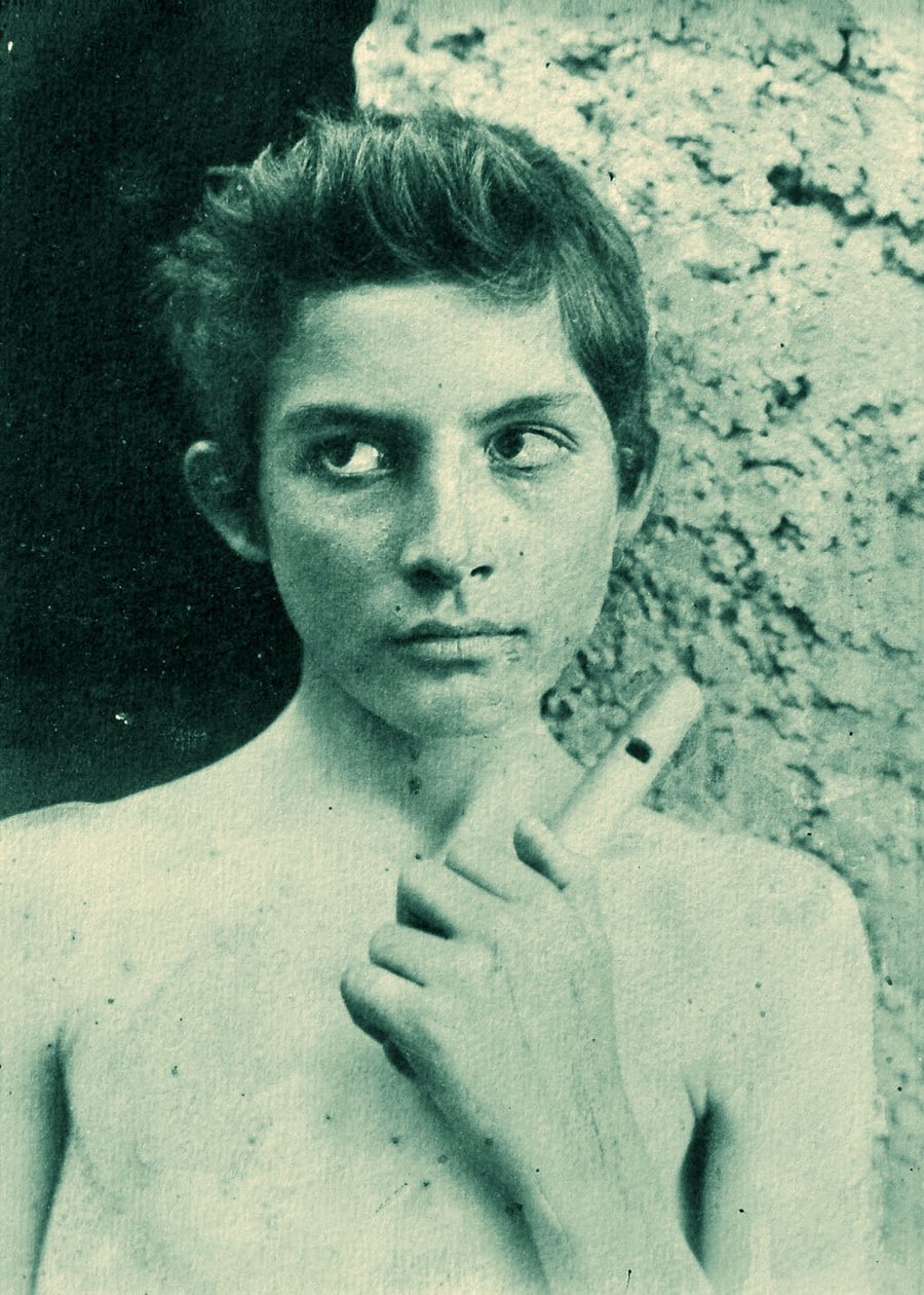 Portret van een Siciliaanse jongen met een fluit, ca. 1899 door Baron Wilhelm von Gloeden