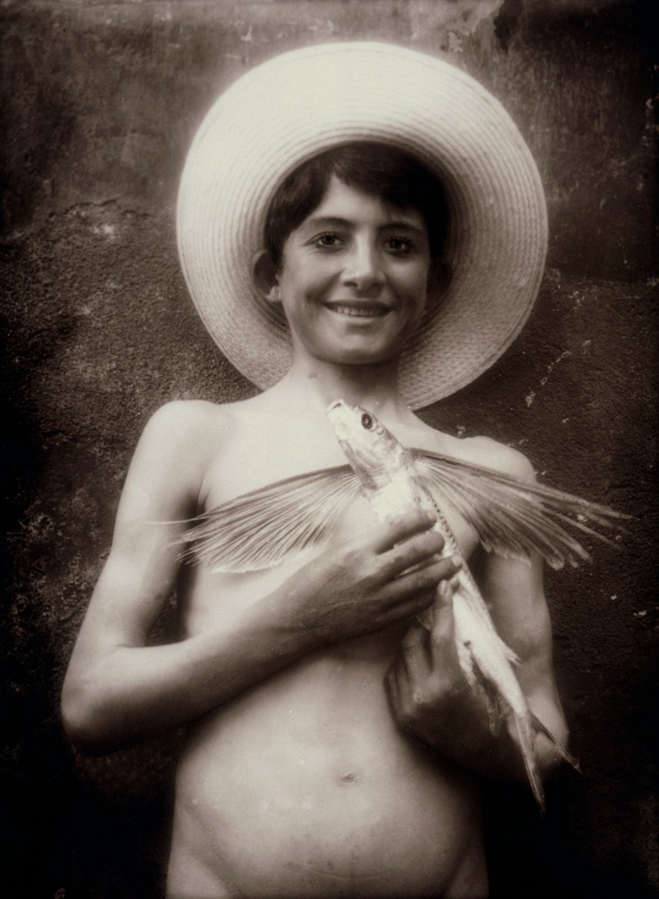 Jonge jongen met vliegende vis, Sicilië, c.1895 door Baron Wilhelm von Gloeden