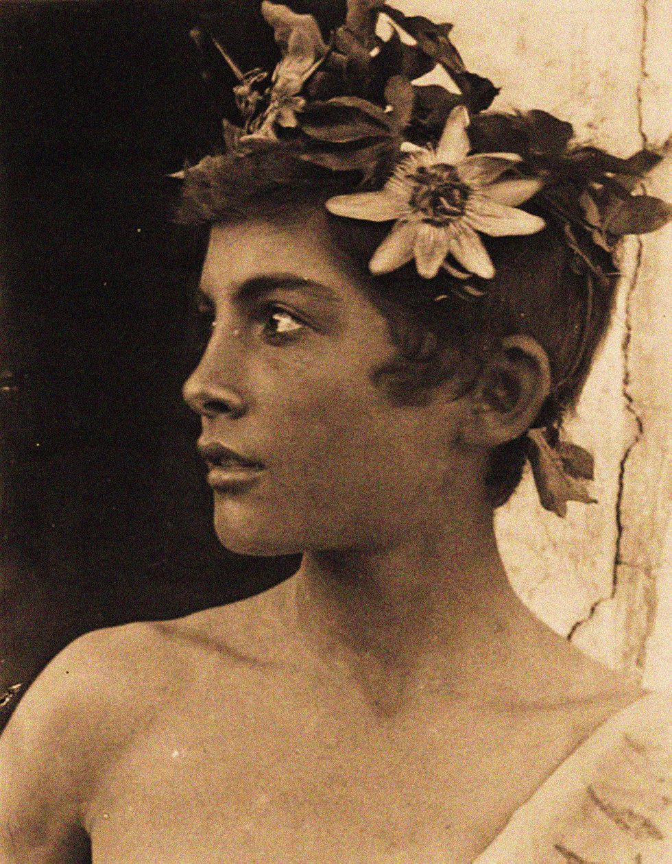 Studie van een Siciliaanse jongen met Passiebloemen in zijn haar, Sicilië, c.1899 door Baron Wilhelm von Gloeden