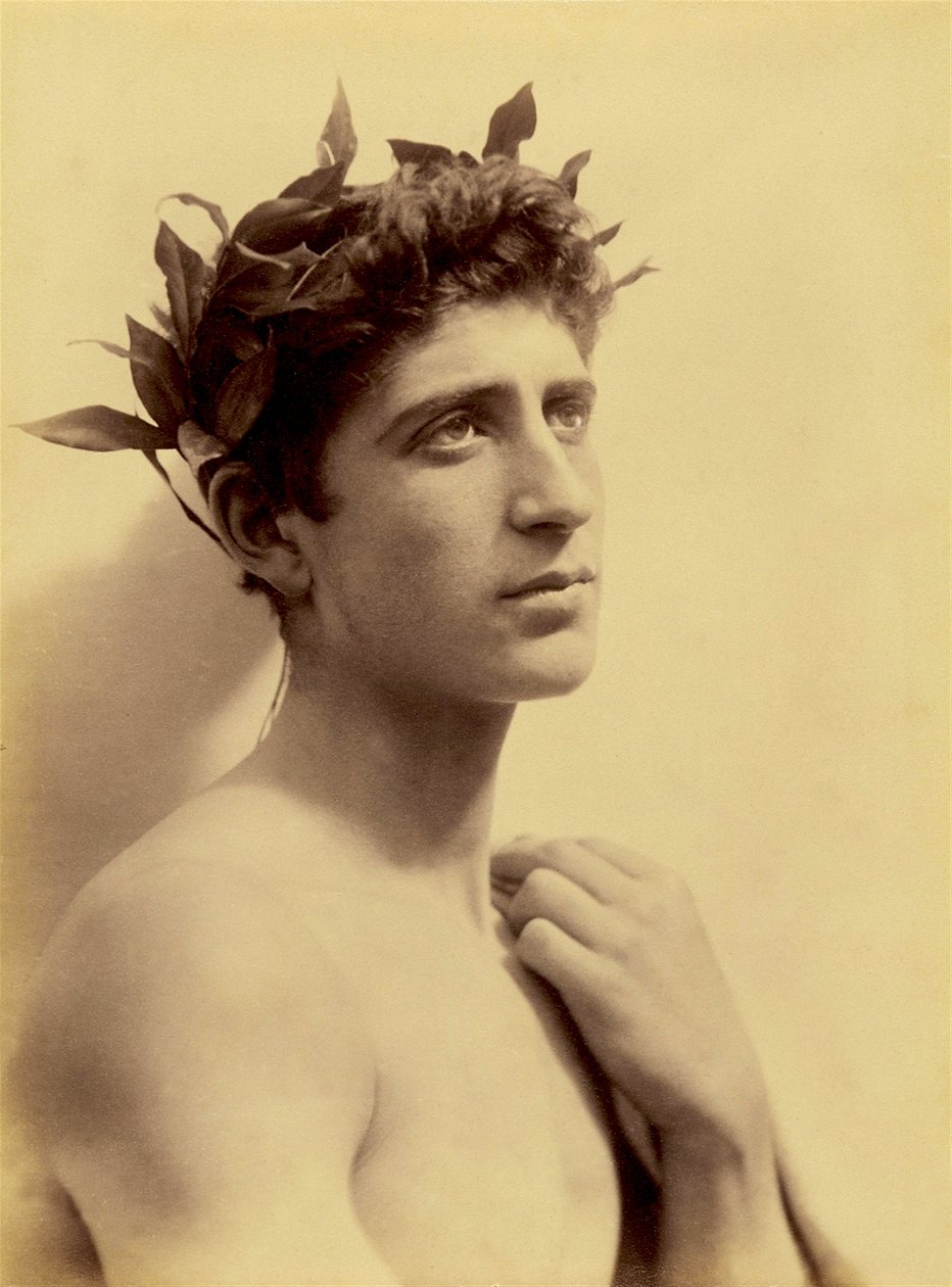 Studie van een jongen met een krans, Sicilië, ca. 1898 door Baron Wilhelm von Gloeden