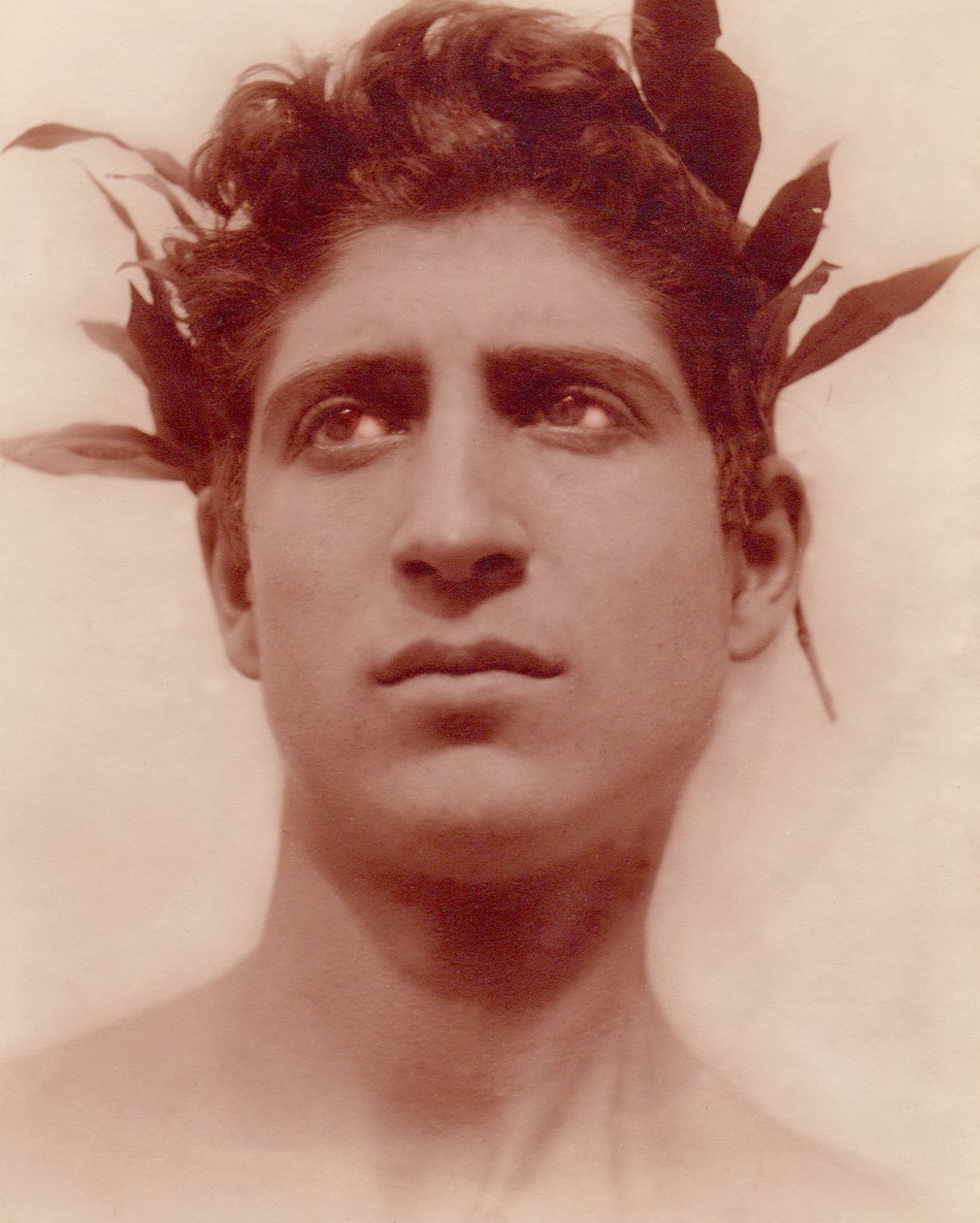Studie van een jongen met een krans, Sicilië, c.1898 door Baron Wilhelm von Gloeden