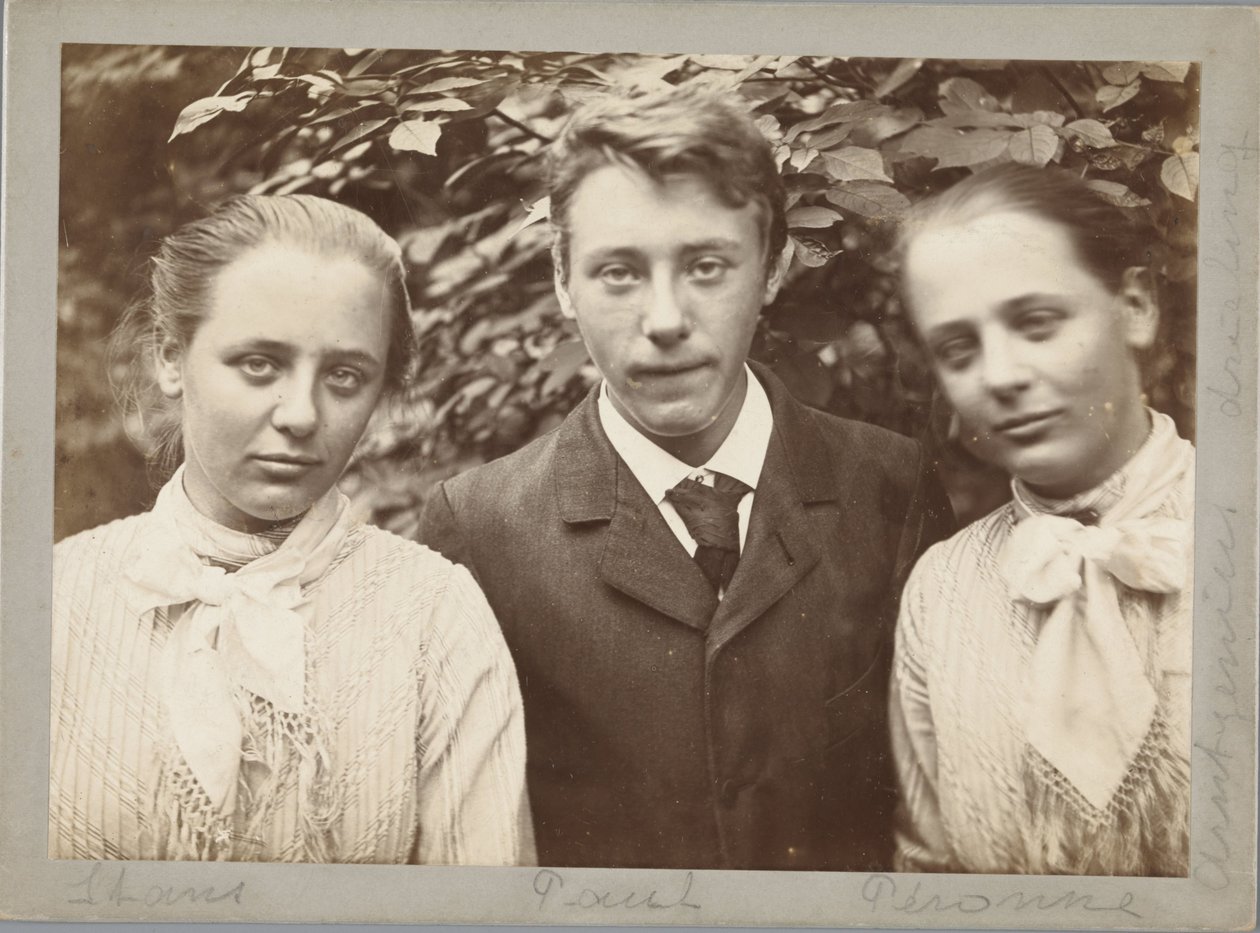 De drieling Stans, Paul en Peronne Arntzenius door Willem Witsen