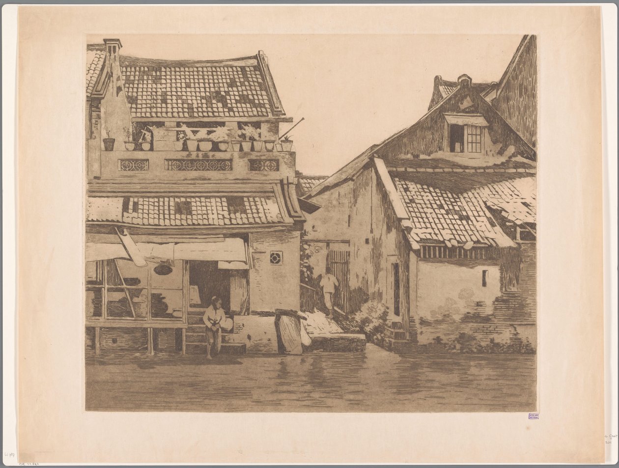 Twee figuren bij huizen aan een rivier in Batavia door Willem Witsen