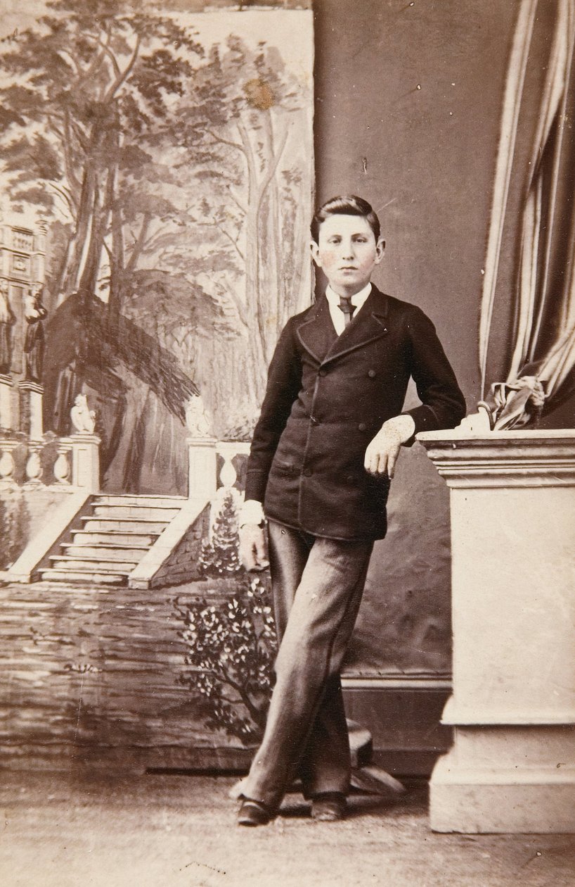 Studioportrait van jonge man voor geschilderde achtergrond van trappen en tuin door William Bentley