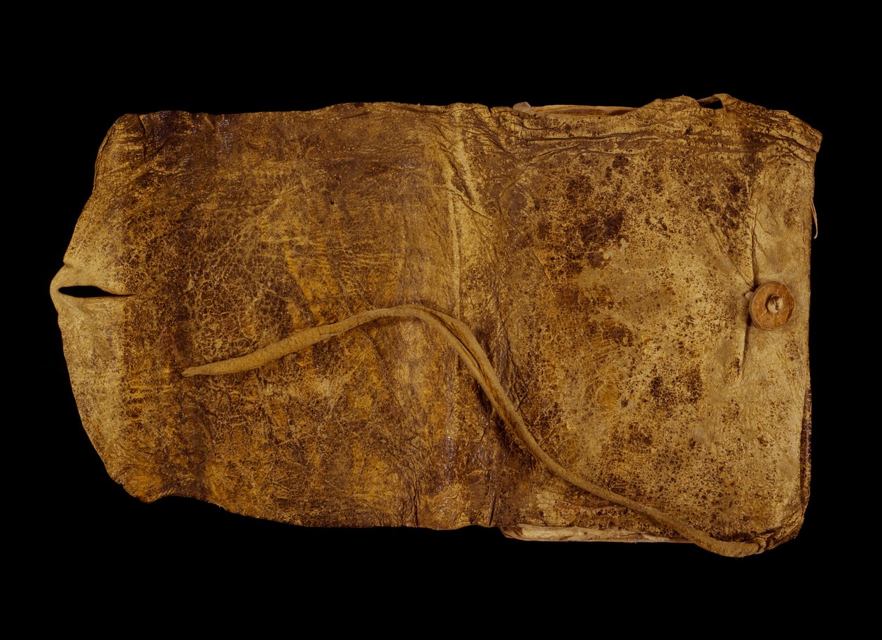 Het dagboek is met de hand gestikt in een zachte elandhuid omslag met overslagflap, knoop en leren riemen door William Clark