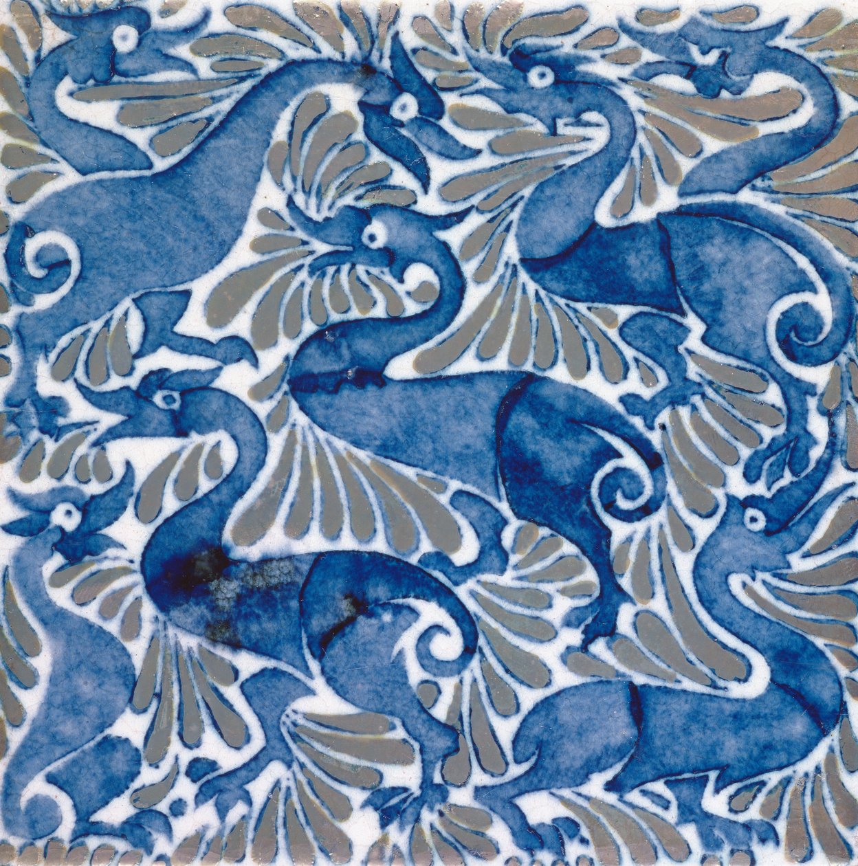 Tegel met donkerblauwe vogelachtige draken tussen loof, 1898 door William de Morgan