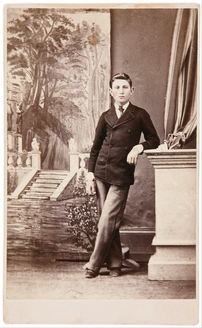 Studioportrait van jonge man voor geschilderde achtergrond van trap en tuin door William Bentley