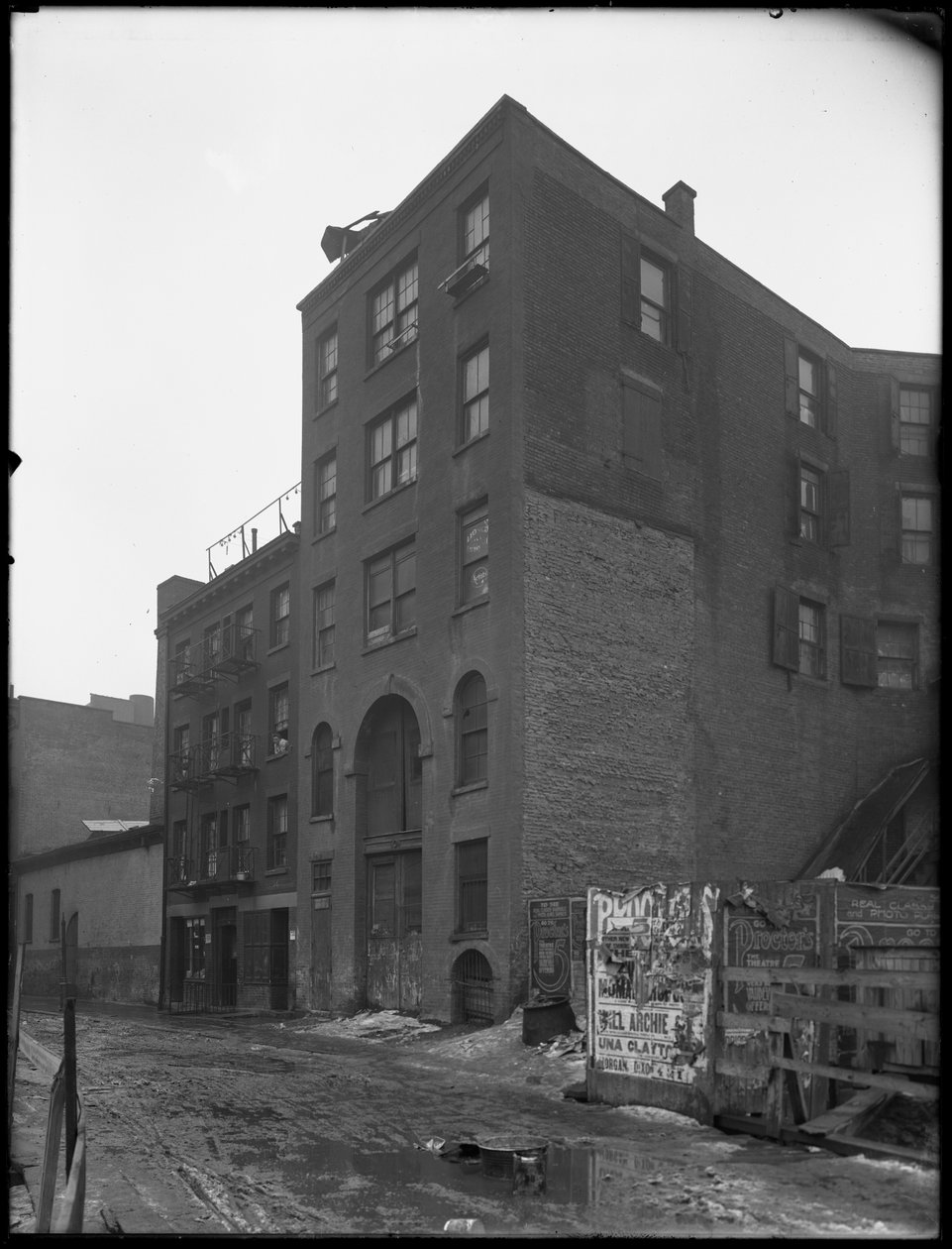 63 Downing Street, New York City, 18 februari 1916 door William Davis Hassler