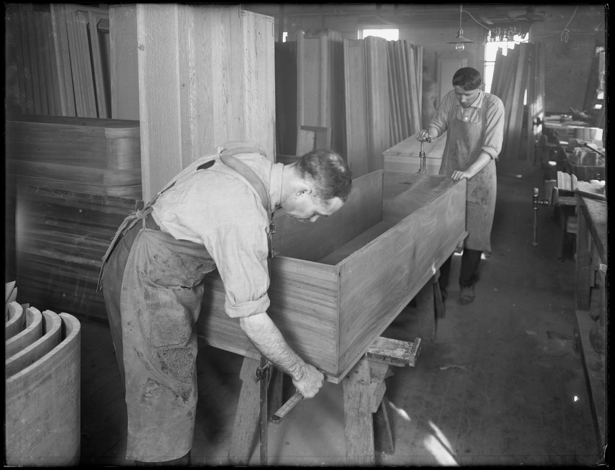 Het aanpassen van de zijkanten en de bodem van de schaal van een houten kist, Oneida, New York, 3 april 1916 door William Davis Hassler