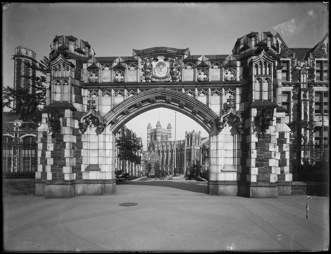 Amsterdam Avenue poort van de City College of New York campus, New York City door William Davis Hassler