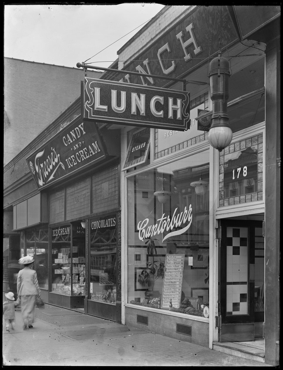 Canterbury Lunch bord op 202 (of 178) E. 125th Street, New York City, 2 mei 1916 door William Davis Hassler