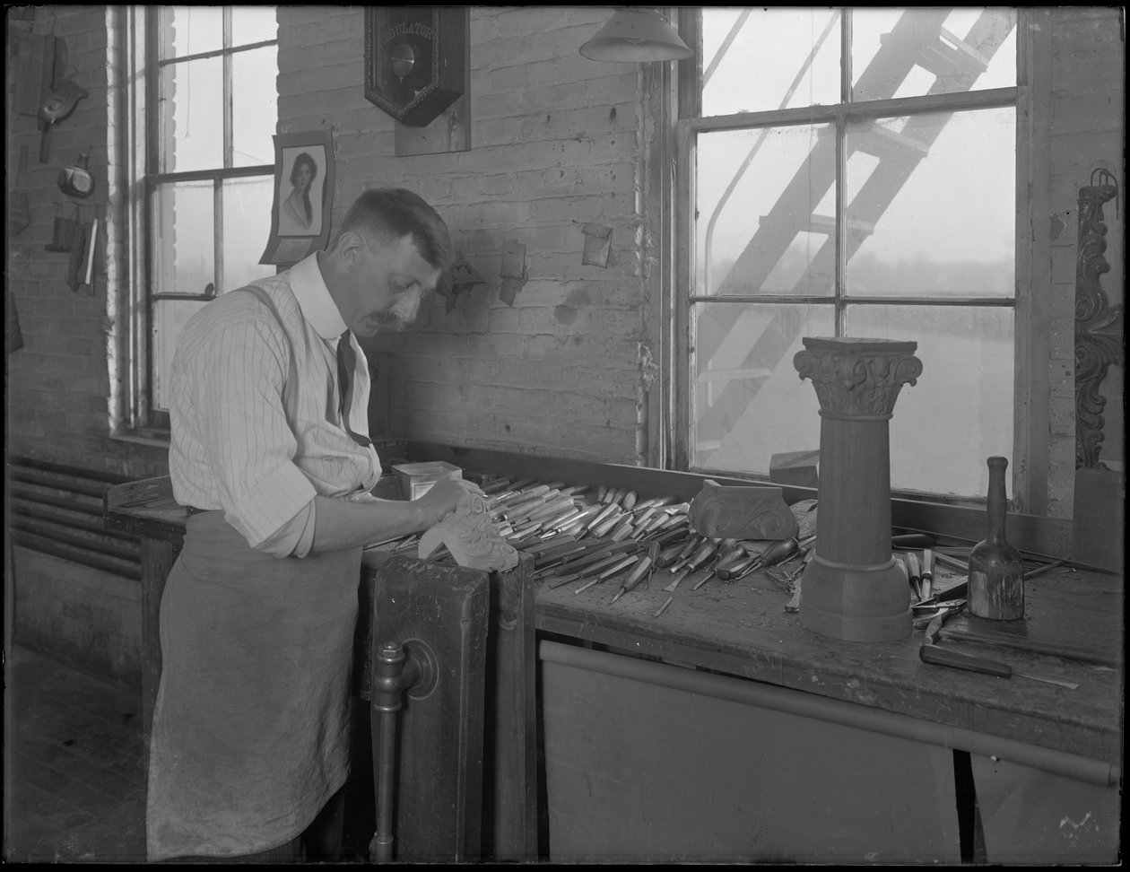 Houtsnijder die werkt aan kistornamenten, Oneida, New York, 3 april 1916 door William Davis Hassler