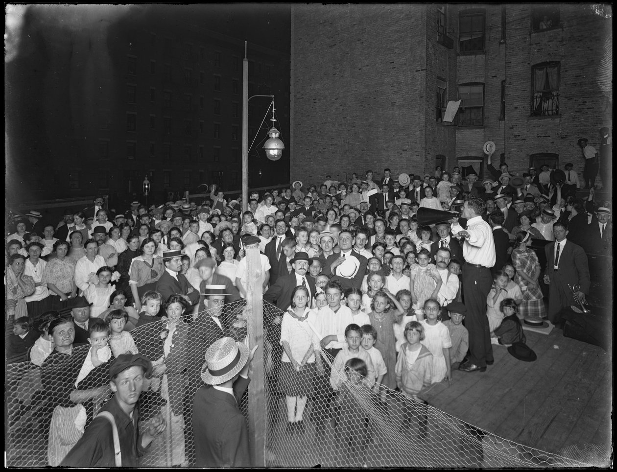 Evangelische Samenkomst, East 79th Street en Avenue A, New York City, 24 Juli 1914 door William Davis Hassler