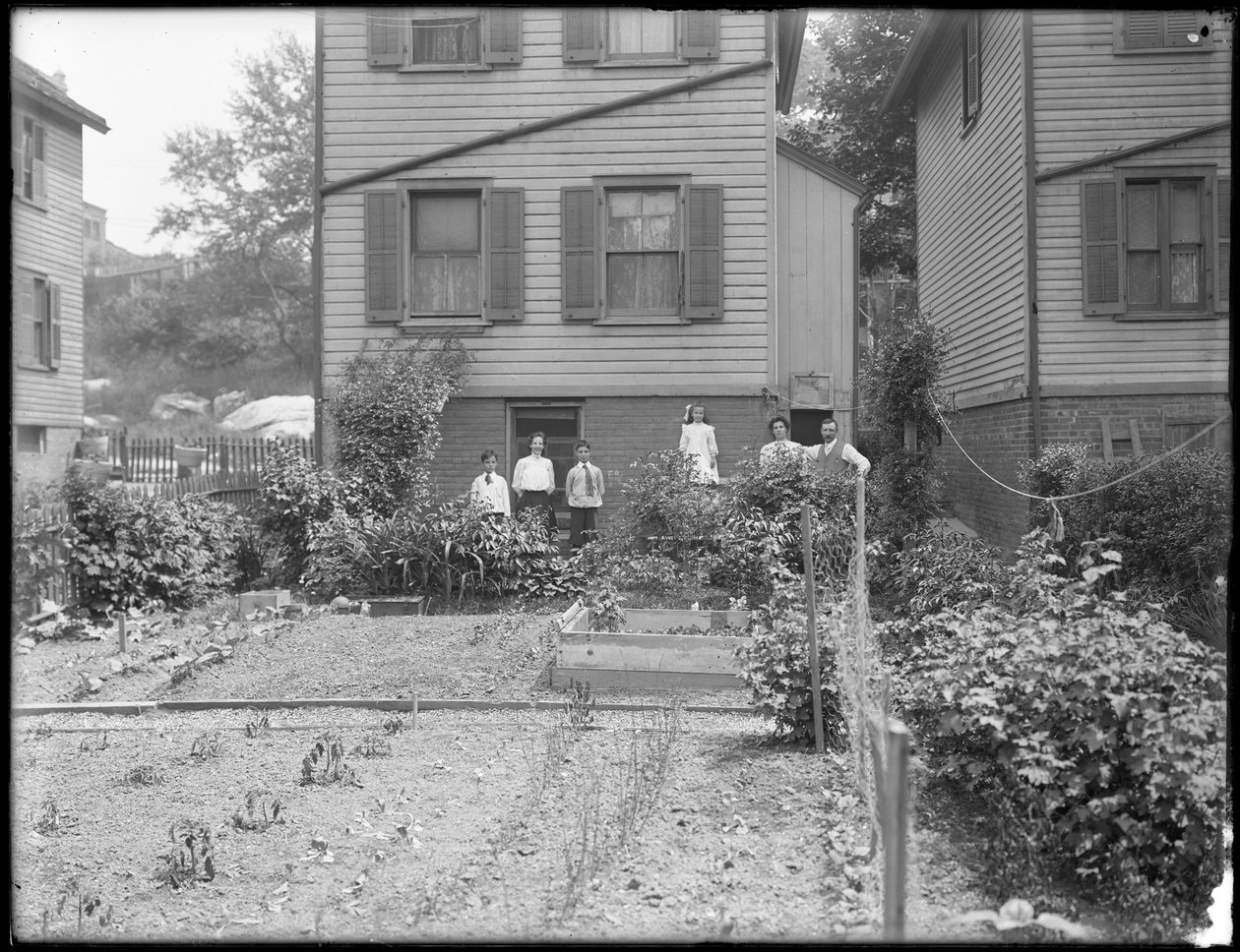 Familie poseert naast hun achtertuin moestuin, Inwood, New York, ca. 1910 door William Davis Hassler