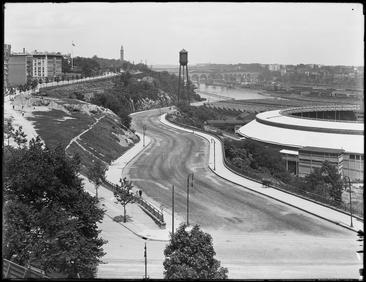 Hooggelegen uitzicht op Harlem River Drive langs de Polo Grounds, New York City, ca. 1914 door William Davis Hassler