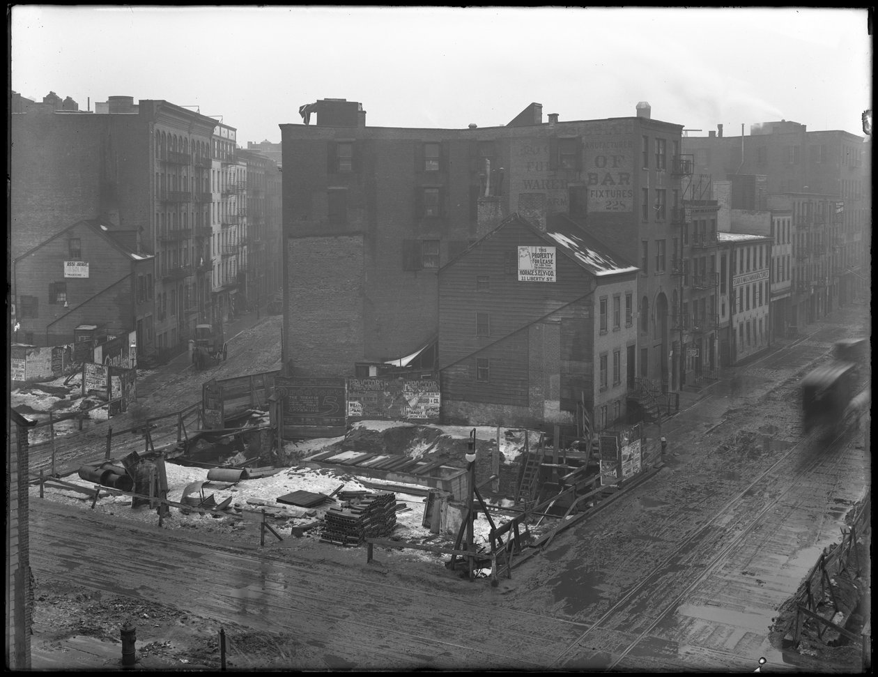 Hooghoekzicht op de kruisingen van Downing Street, West Houston Street en Varick Street, New York City door William Davis Hassler