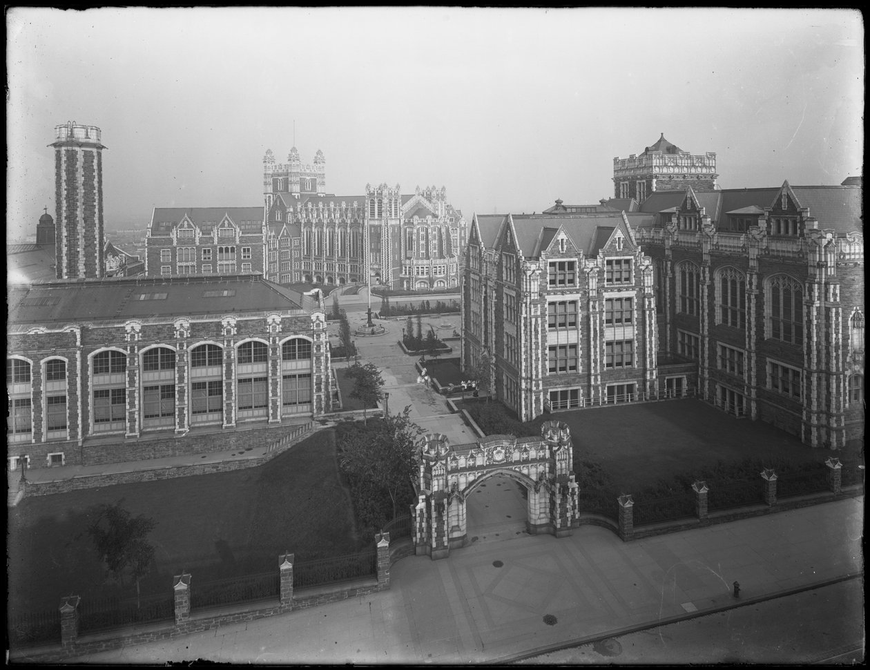 Hoog uitzicht op de campus van het City College van New York, New York City, 16 juli 1914 door William Davis Hassler