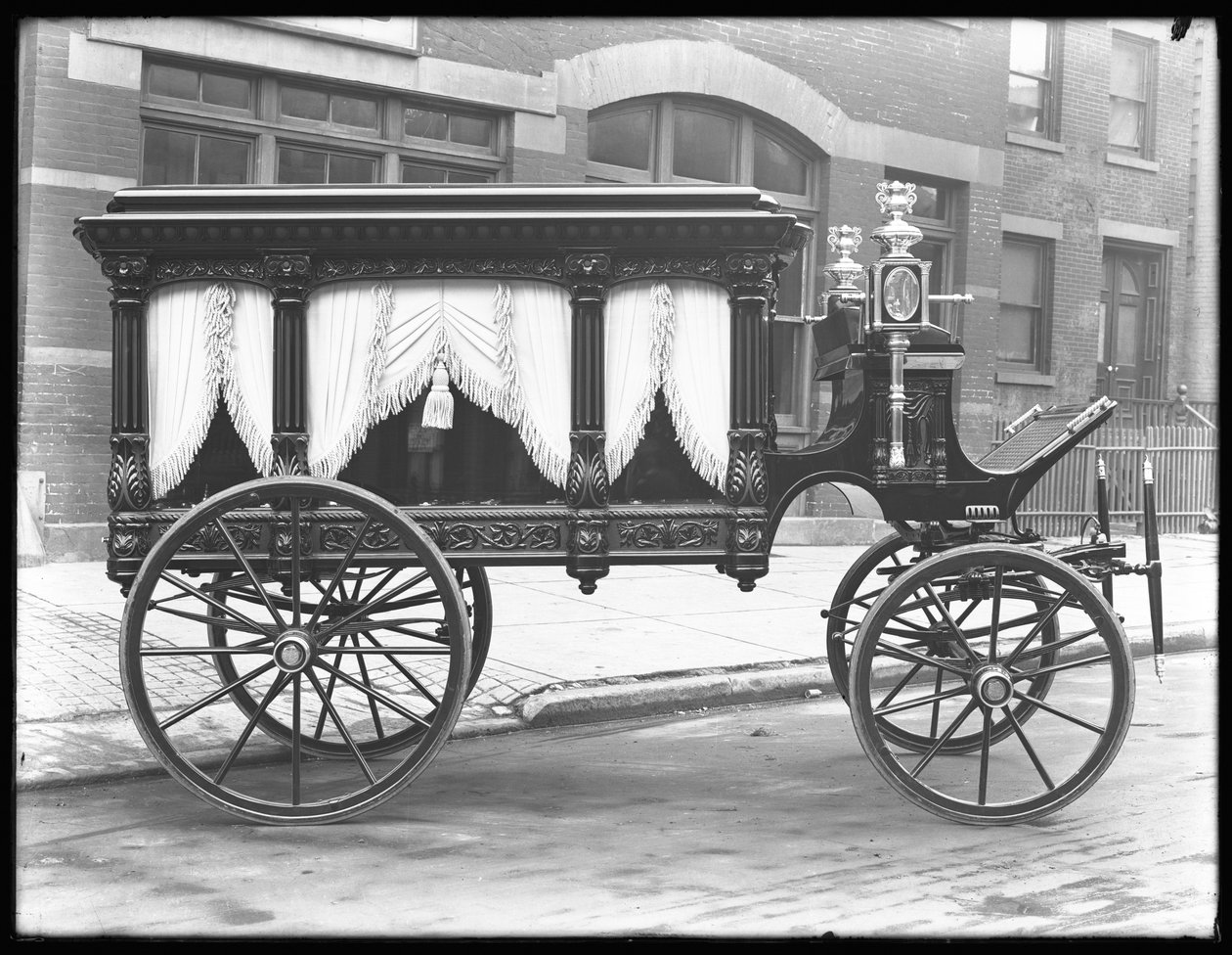 Paard-en-wagen lijkwagen van F.S. York, geparkeerd op W. 145th Street (of E. 145th Street), New York City, 1 december 1914 door William Davis Hassler