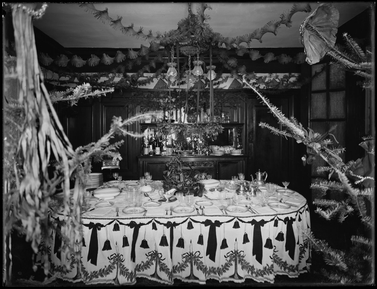Interieur van de residentie van de heer en mevrouw William Mill Butler, versierd voor Kerstmis, 4 januari 1917 door William Davis Hassler