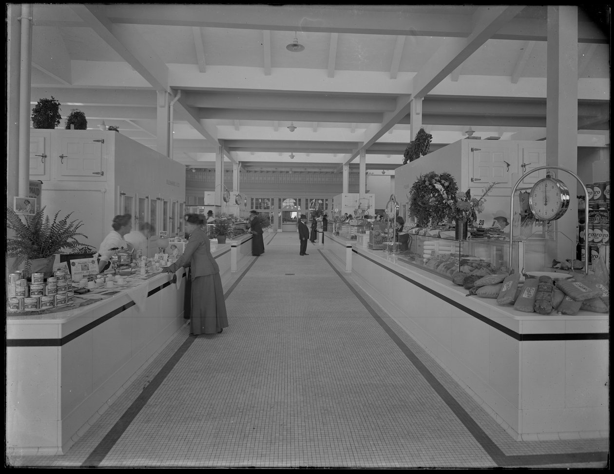 Interieur van de 95th Street Market, kijkend naar het zuiden, New York City door William Davis Hassler