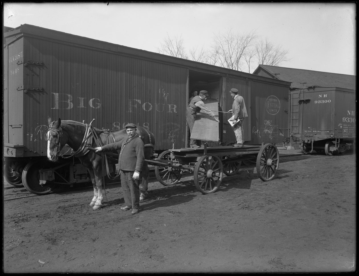 Mannen meten en inspecteren hout voor gebruik in kistenfabricage, Oneida, New York, 3 april 1916 door William Davis Hassler