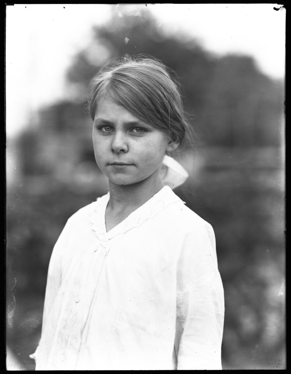 Buitenportret van een niet-geïdentificeerd klein meisje in een witte jurk, juli 1915 door William Davis Hassler