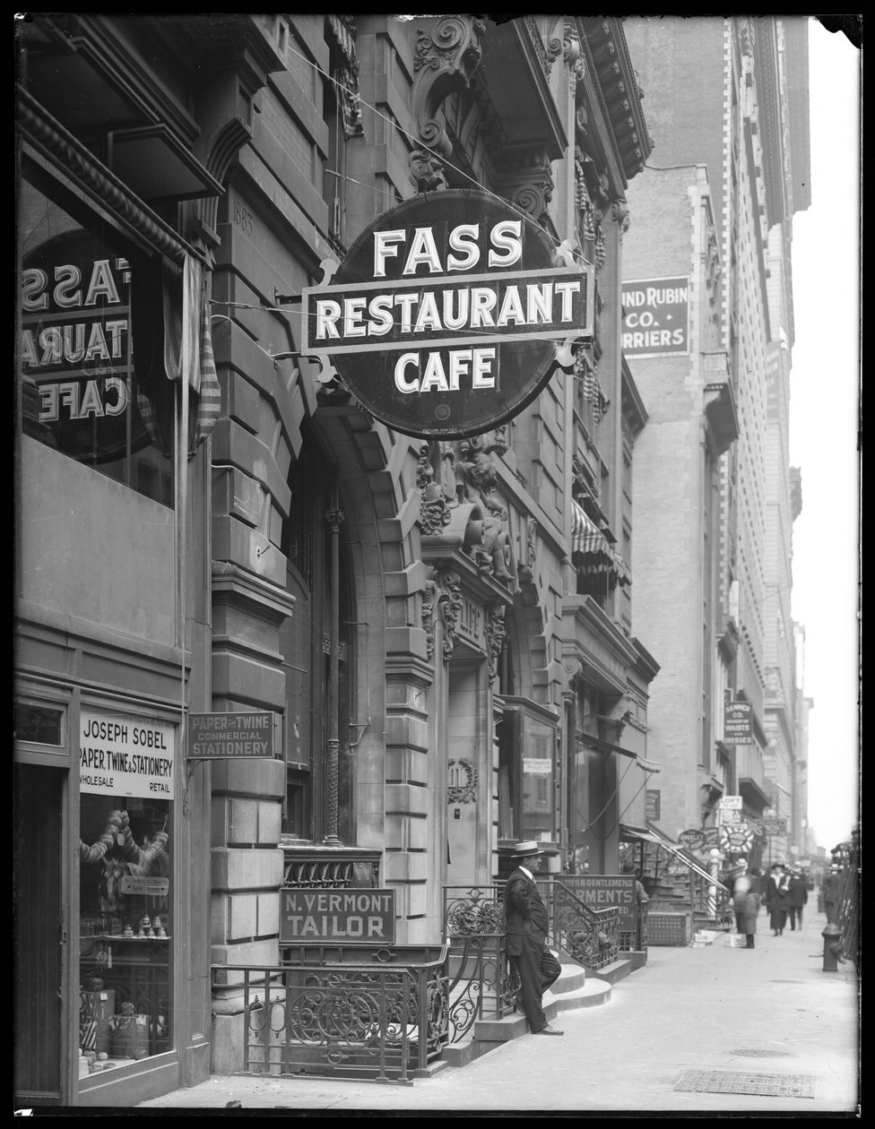Bord voor Fass Café, 19 W. 31st Street, New York City, 14 juni 1916 door William Davis Hassler