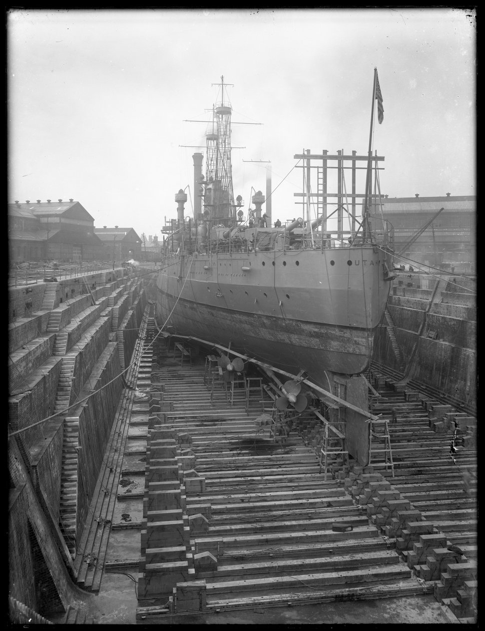 De U.S.S. Utah in droogdok bij de Brooklyn Marinewerf, c.1912 door William Davis Hassler