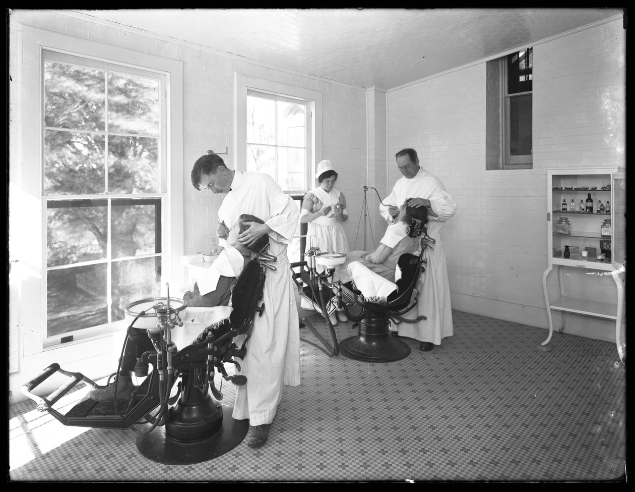 Twee patiënten worden onderzocht, tandartspraktijk, Seton Hospital, Spuyten Duyvil, Bronx, 30 oktober 1914 door William Davis Hassler