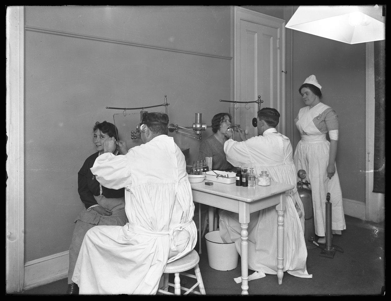 Twee patiënten worden onderzocht, Onderzoekskamer #1, Seton Hospital, Spuyten Duyvil, Bronx, 30 oktober 1914 door William Davis Hassler