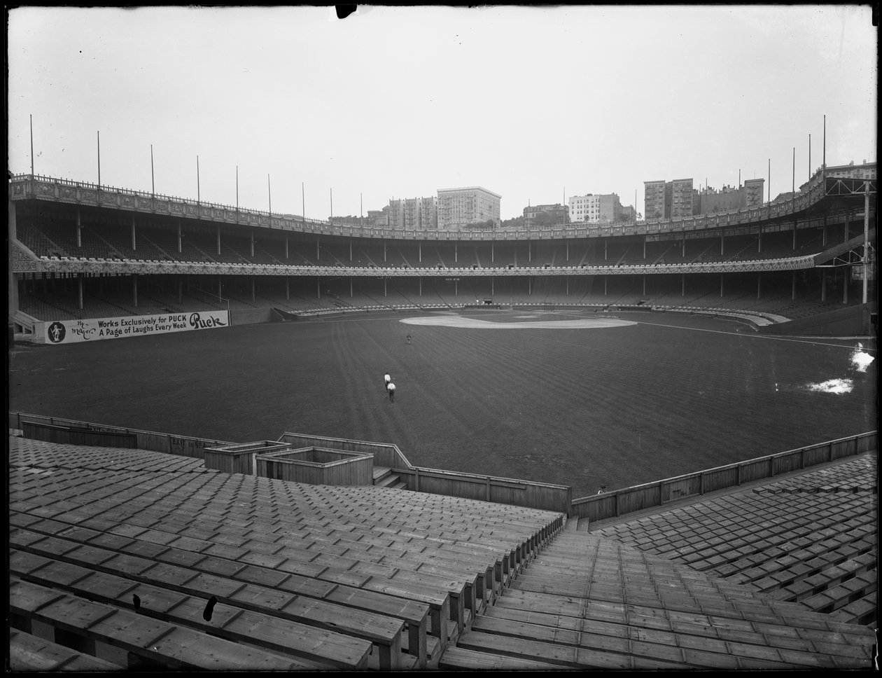 Uitzicht op de Polo Grounds vanaf de tribunes naar het veld en de hoofdtribune, New York, 3 juli 1914 door William Davis Hassler