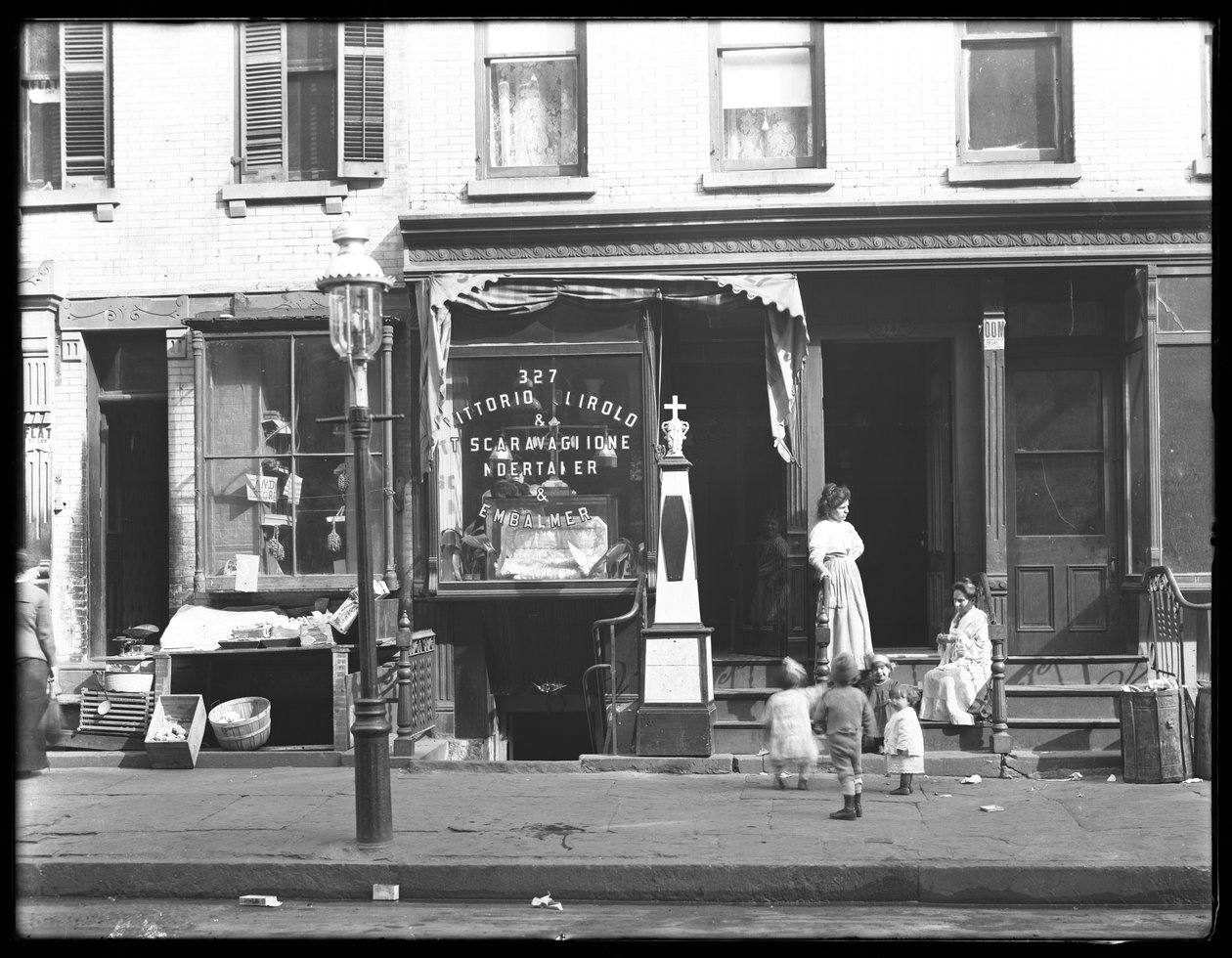 Vittorio Quirolo en T. Scaravaglione, begrafenisondernemer en balsemer, New York City door William Davis Hassler