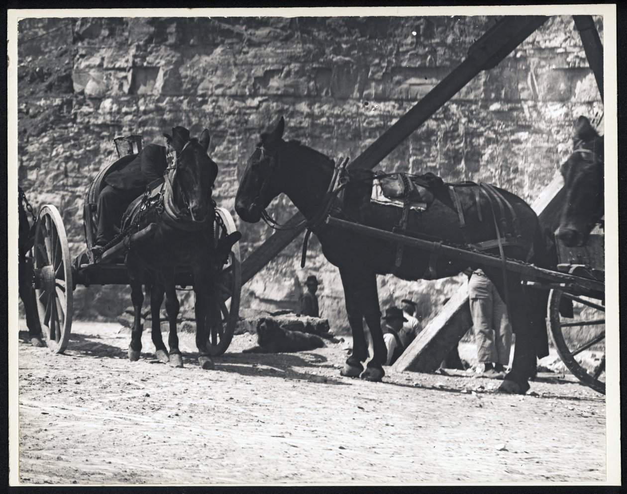 Horizontale zwart-witfoto van twee door paarden getrokken wagens bij een steengroeve door William G. Swekosky
