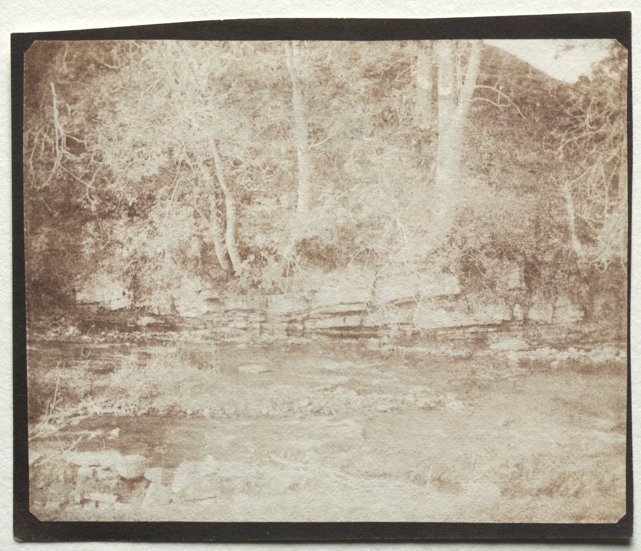 Een bergbeekje dat stroomt aan de voet van Doune Castle, 1844 door William Henry Fox Talbot