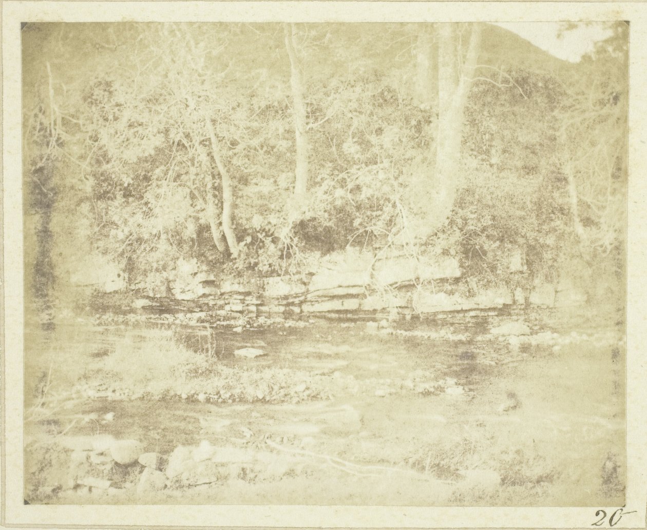 Een Bergbeekje dat stroomt aan de voet van Kasteel Doune door William Henry Fox Talbot