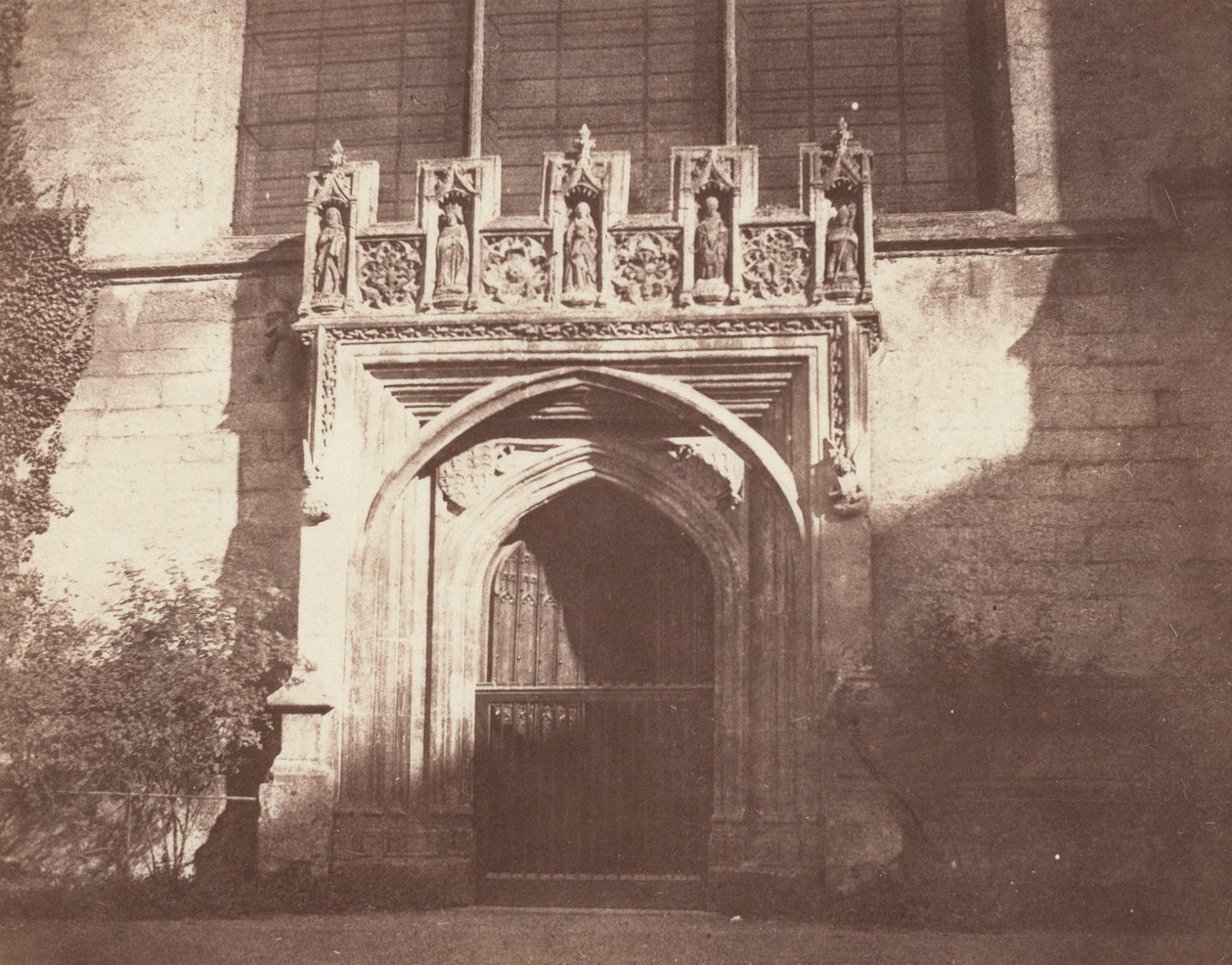 Een oude deur, Magdalen College, Oxford,1843 (foto) door William Henry Fox Talbot