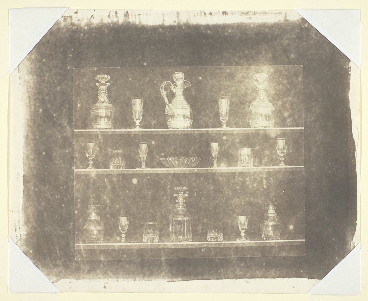 Voorwerpen van glas op drie planken door William Henry Fox Talbot