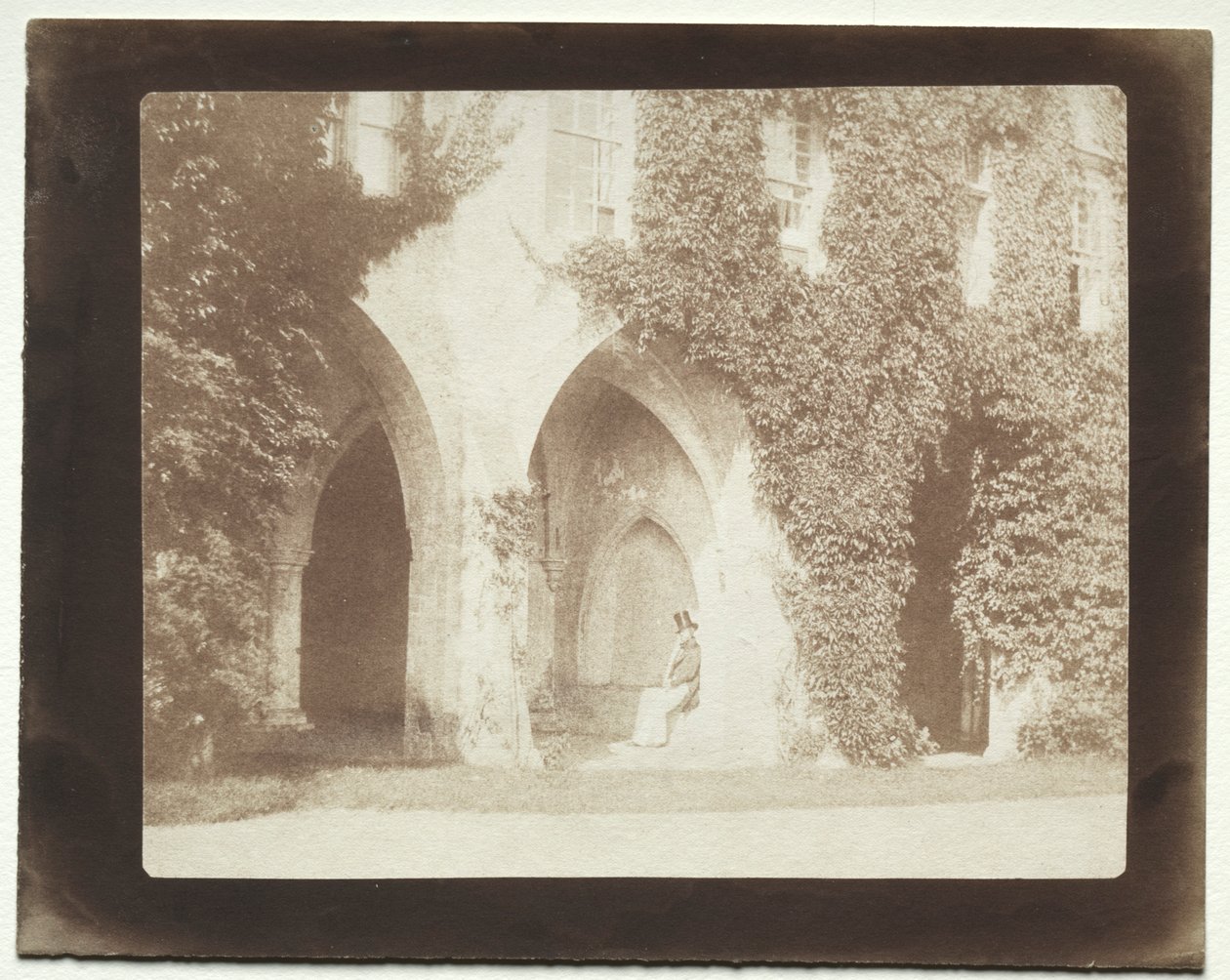 Calvert Jones zittend in de sacristie van Lacock Abbey, 1845 door William Henry Fox Talbot