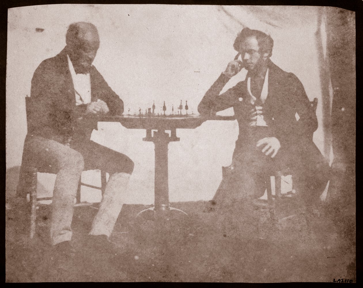 Nicolaas Henneman overweegt zijn zet in een schaakspel, september 1841 door William Henry Fox Talbot