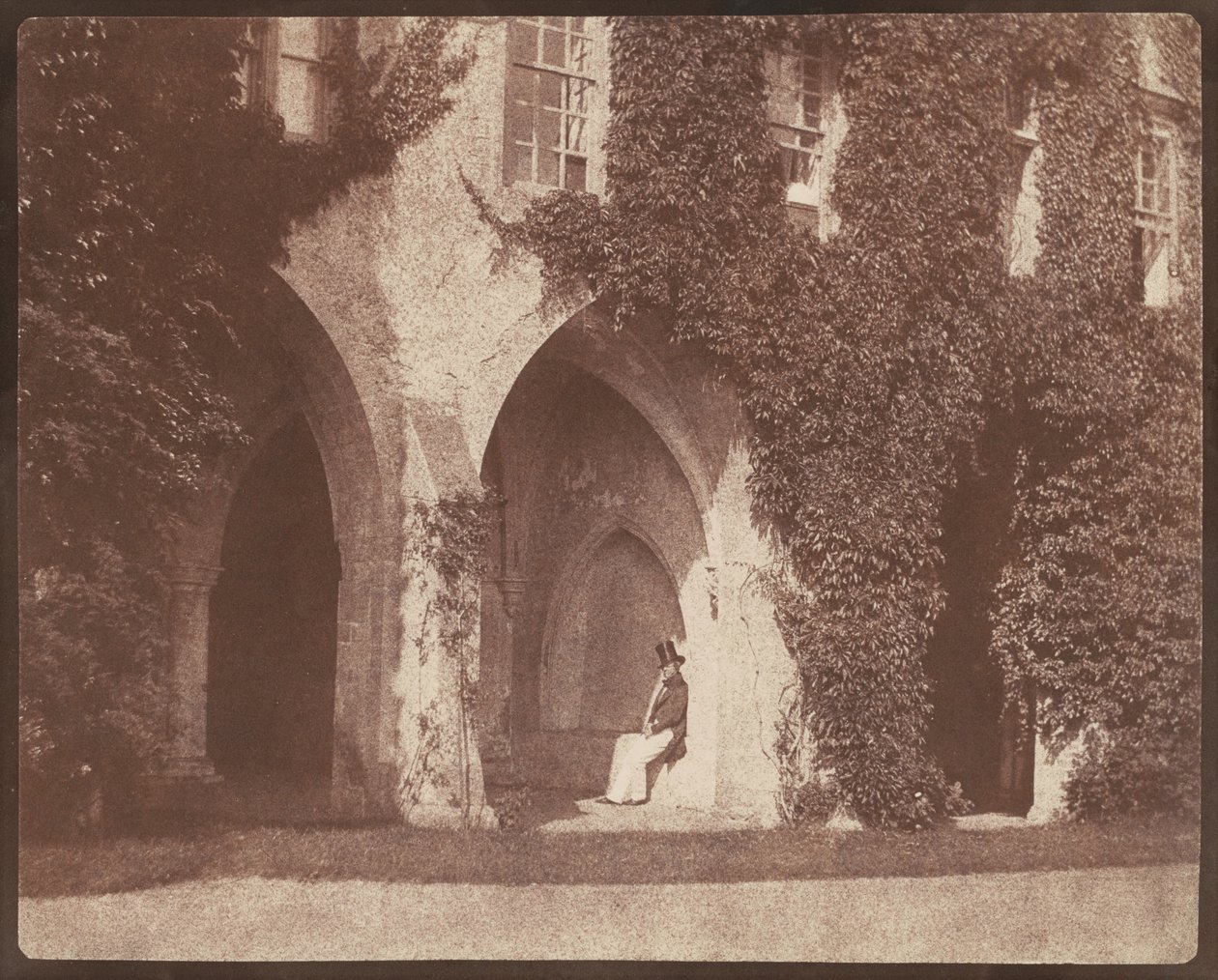 De eerwaarde Calvert Jones in de kloostergangen van Lacock Abbey door William Henry Fox Talbot
