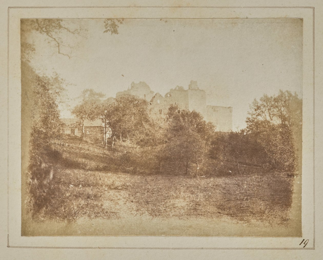 Hetzelfde gezien vanaf de andere zijde [Kasteel Doune] door William Henry Fox Talbot
