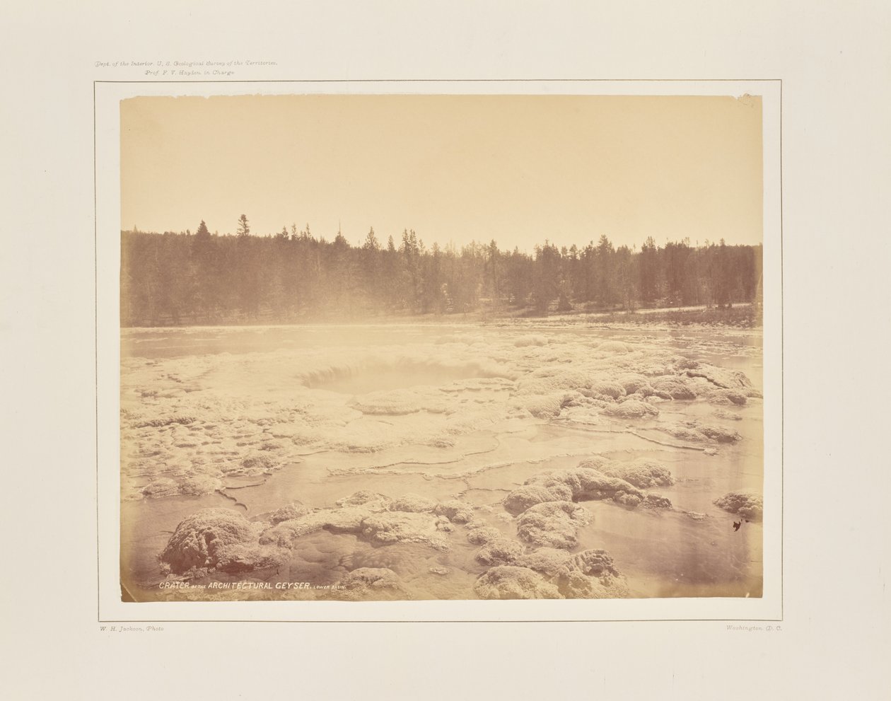 Kruin van de Architectural Geyser, Lower Basin door William Henry Jackson