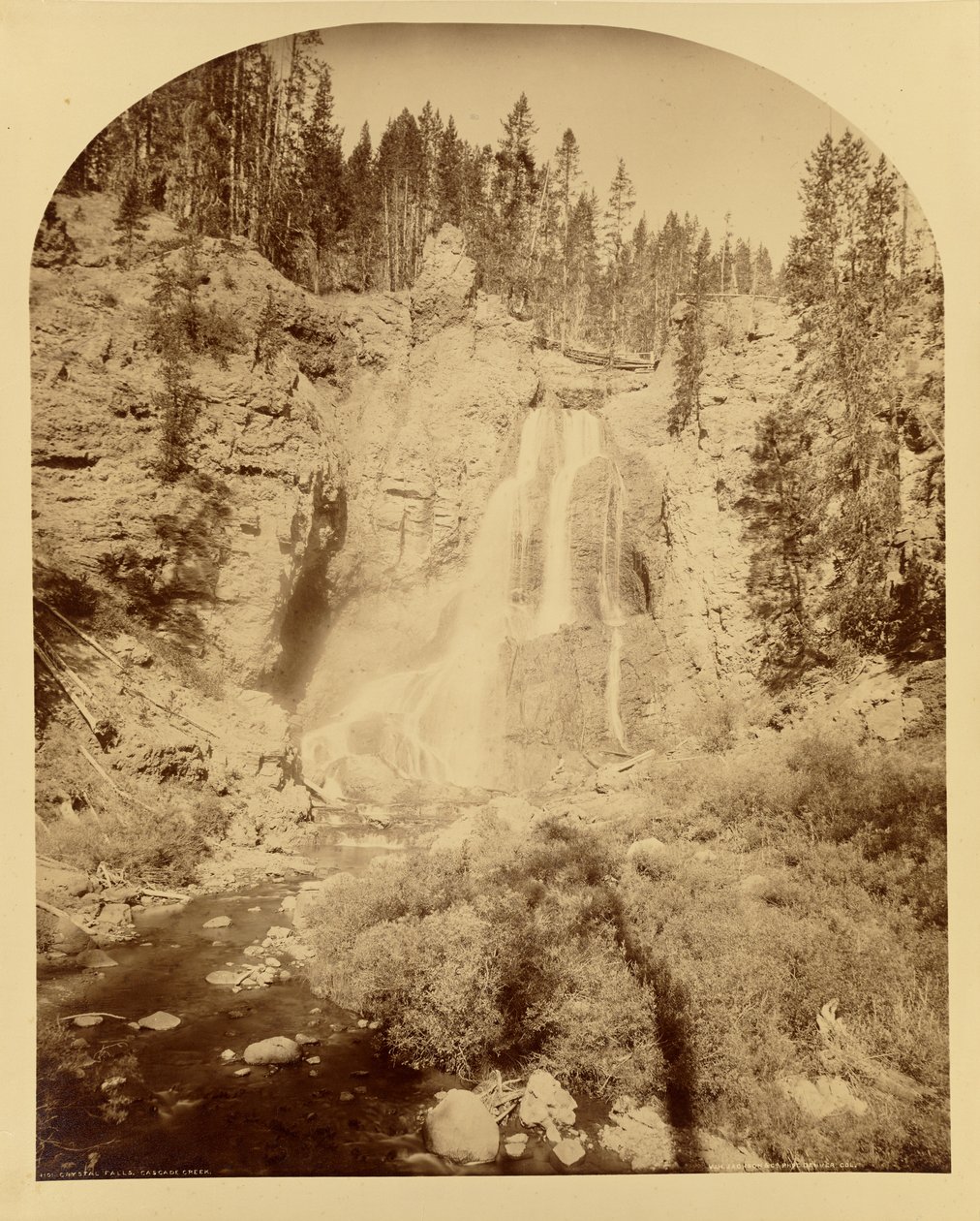 Kristalwatervallen, Cascade Creek door William Henry Jackson