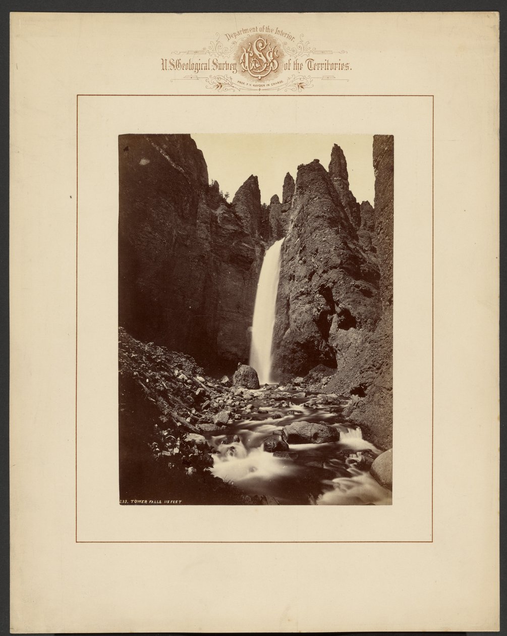 Tower Falls, 115 voet door William Henry Jackson