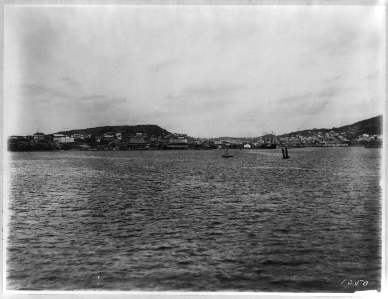 Vladivostok - panoramisch uitzicht vanaf de haven door William Henry Jackson