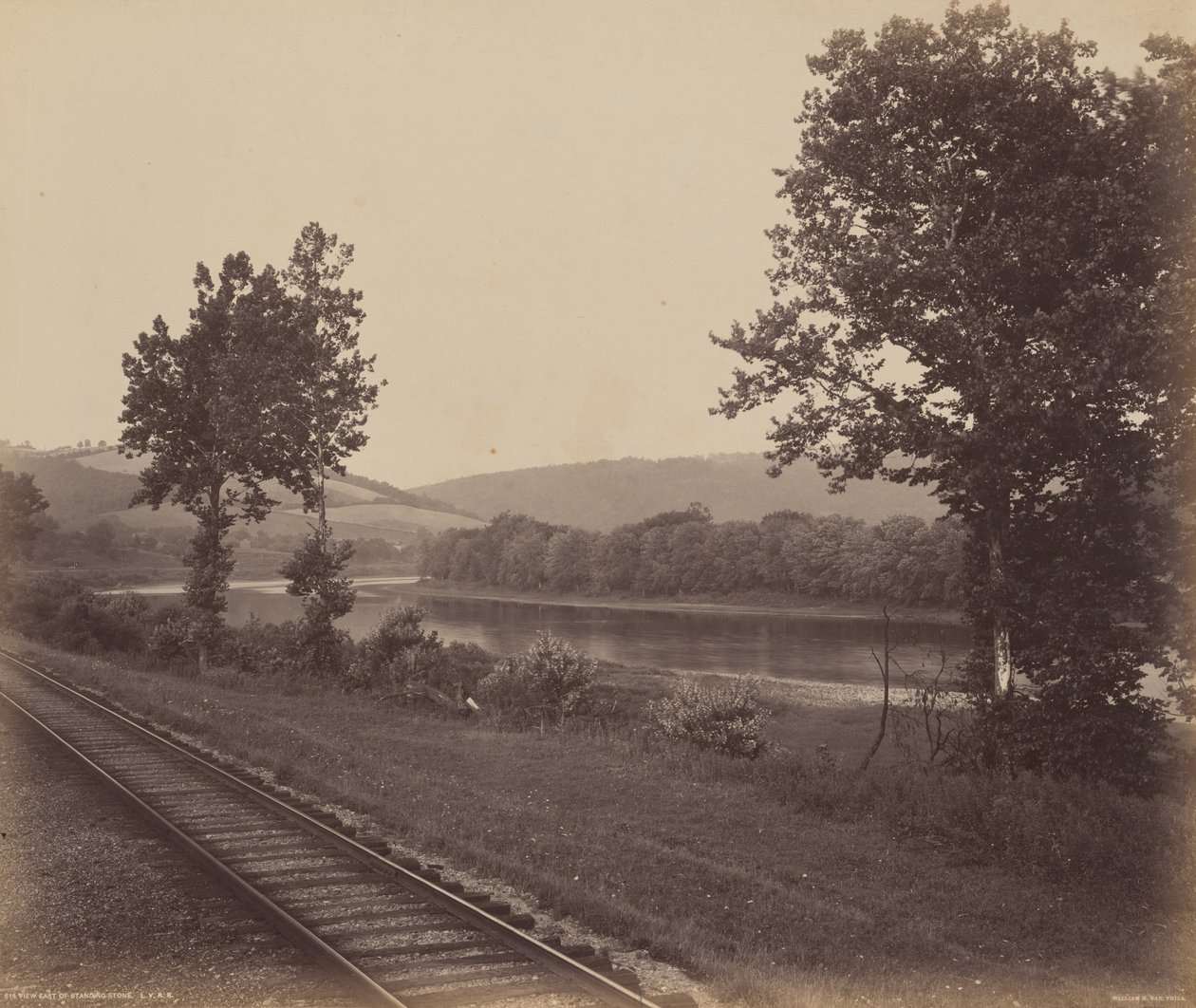Oostaanzicht van staande steen,c. 1895 (foto) door William Herman Rau